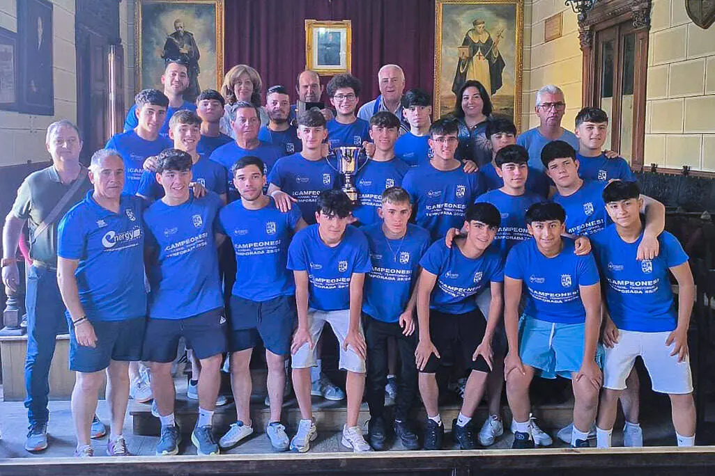 El CF Almod&oacute;var Juvenil, posando este viernes con los mun&iacute;cipes en el sal&oacute;n plenario consistorial