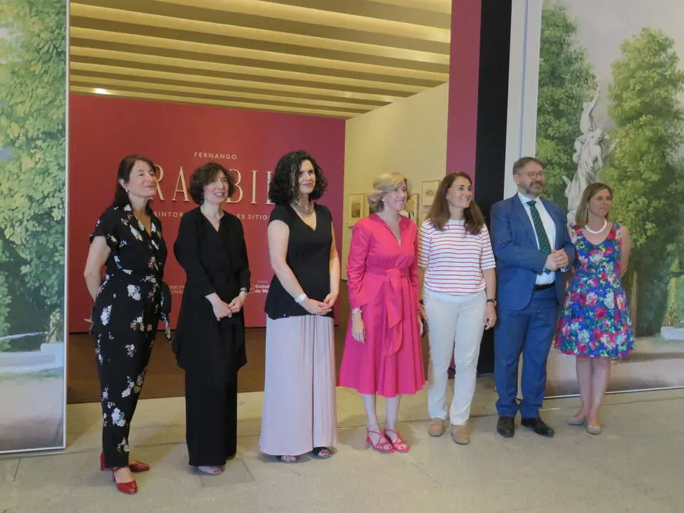 Blanca Padilla, directora de Actos Oficiales y Culturales de Patrimonio Nacional;&nbsp;Isabel Rodr&iacute;guez Marco, comisaria de la exposici&oacute;n;&nbsp;Ar&aacute;nzazu Urbina &Aacute;lvarez, subdirectora general de Sostenibilidad y Desarrollo Tur&iacute;stico de la&nbsp;Comunidad de Madrid; Ana de la Cueva, presidenta de Patrimonio Nacional; M&ordf; Dolores Men&eacute;ndez, gerente de Patrimonio Nacional; V&iacute;ctor Cageao, director de la Galer&iacute;a de las Colecciones Reales, e&nbsp;Irene Dom&eacute;nech, subdirectora de la Galer&iacute;a