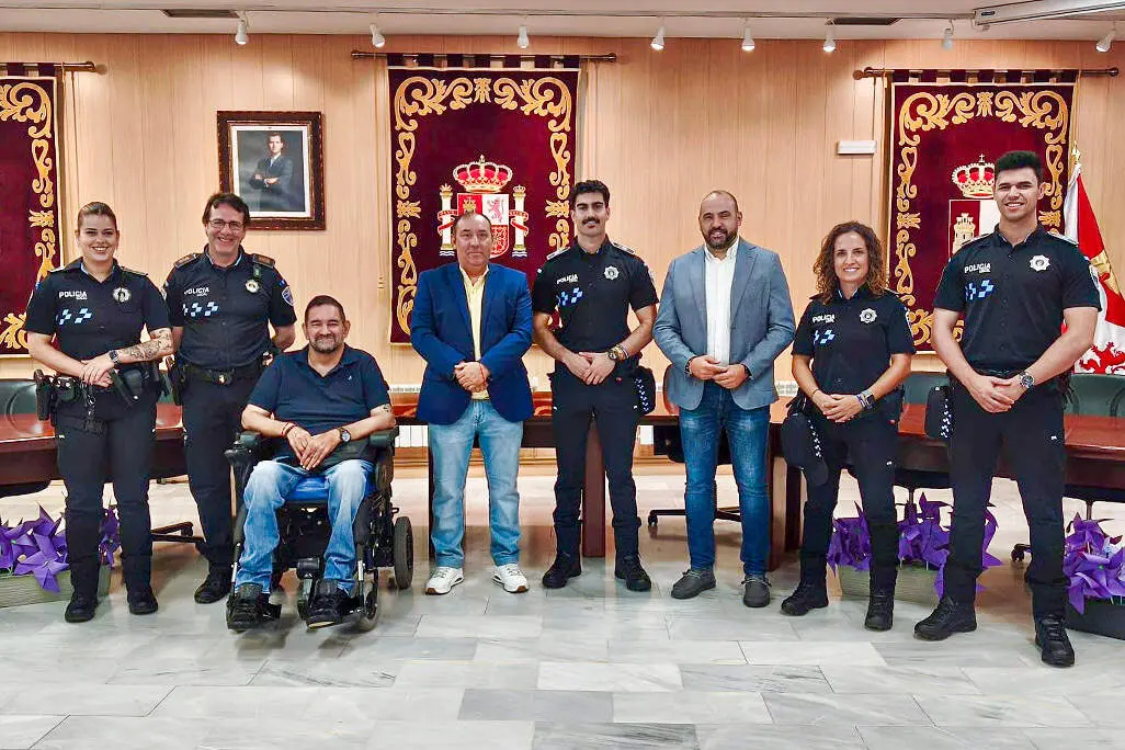 Posado de los nuevos agentes este lunes, junto a compa&ntilde;eros y autoridades locales