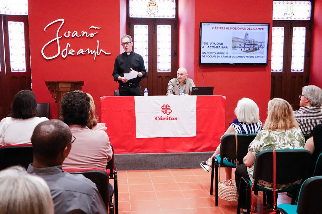 El p&aacute;rroco Juan Carlos Torres, de pie, introduciendo la charla