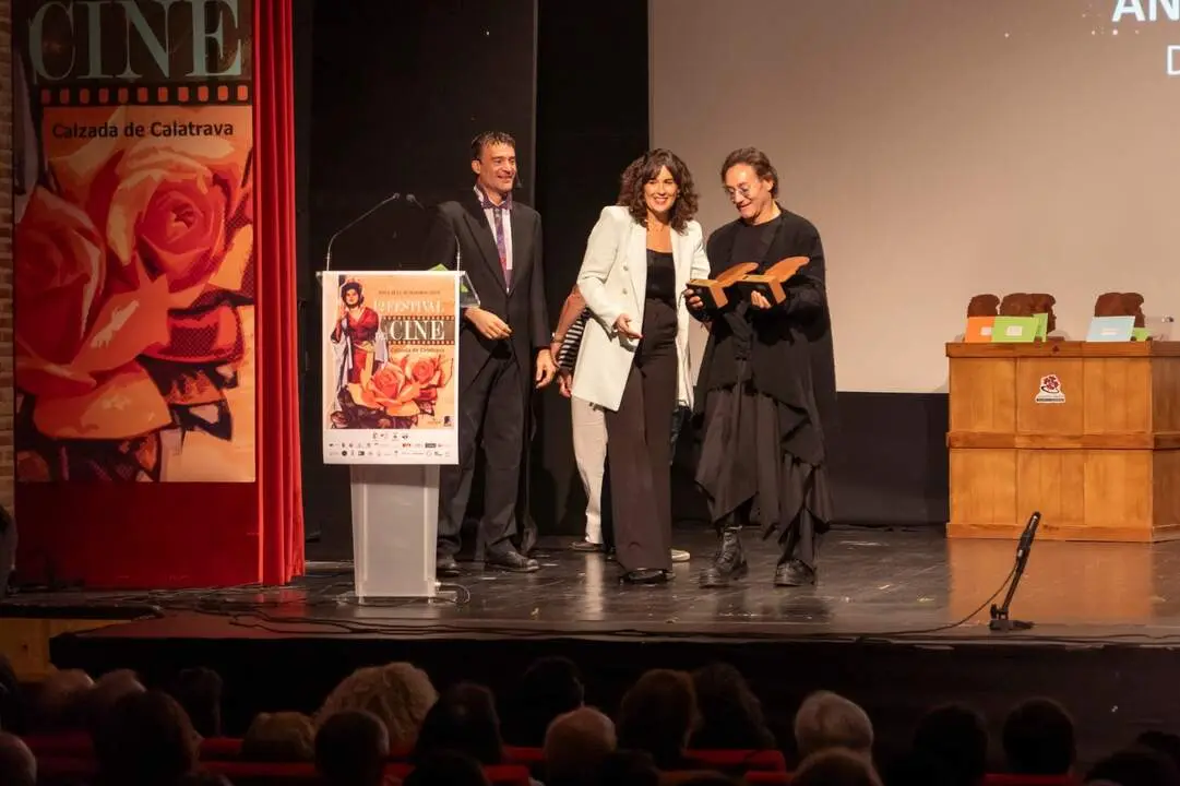 Gema Garc&iacute;a entrega el premio a Carlos Santos en la duod&eacute;cima edici&oacute;n del Festival de Cine de Calzada de Calatrava