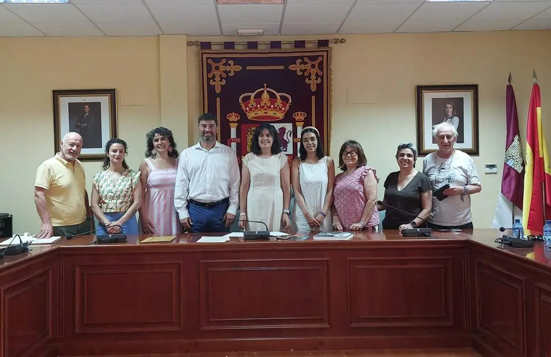 Foto de familia de representantes de Calzada de Calatrava y Vald&eacute;s durante el acto de la firma del convenio