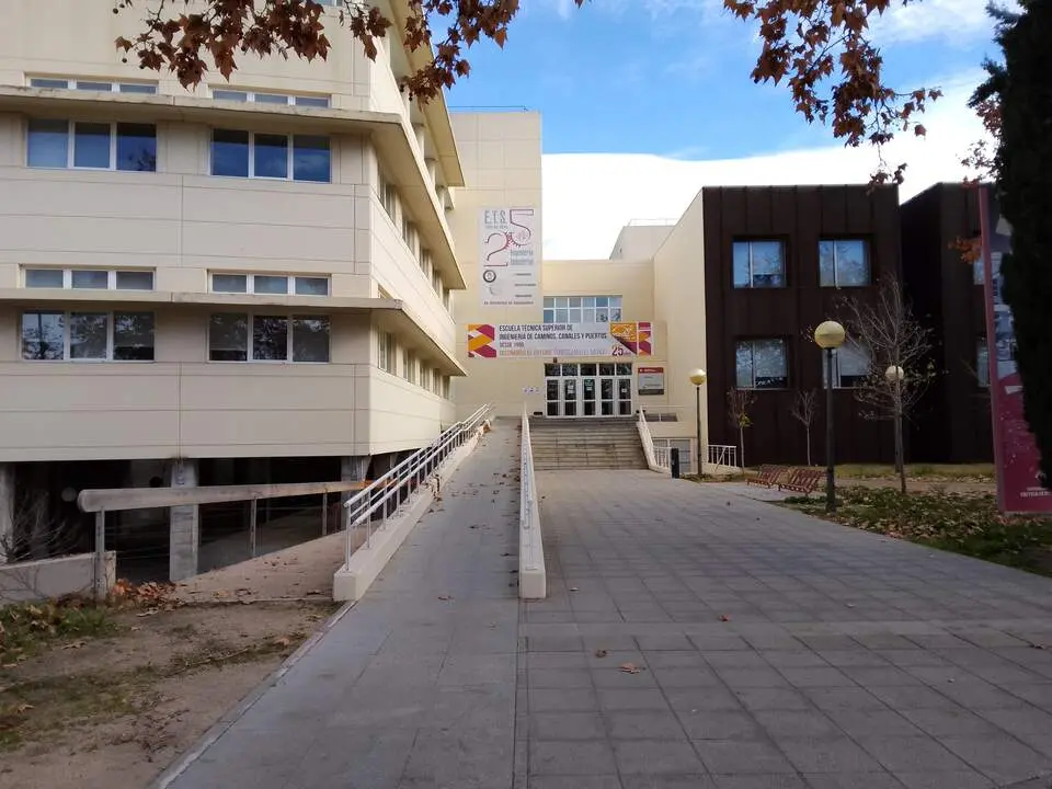 Fachada de la Escuela de Ingenier&iacute;a de Caminos de la UCLM en Ciudad Real