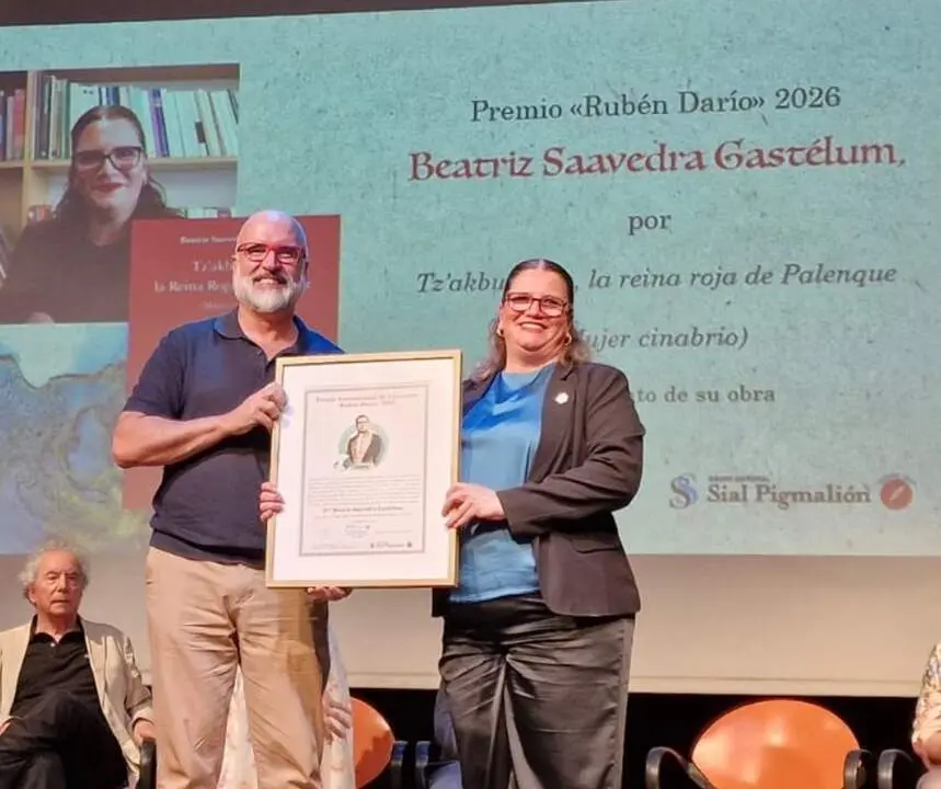 Beatriz Saavedra Gast&eacute;lum, recibe el premio de manos de Jos&eacute; Manuel Lucia Meg&iacute;as