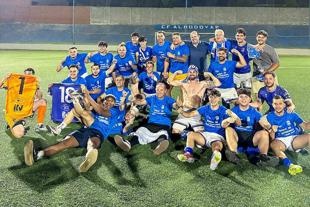 Feliz posado de jugadores, cuerpo t&eacute;cnico, responsables del CF Almod&oacute;var y del propioo alcalde, tras certificar ayer el ascenso del filial a Primera Auton&oacute;mica