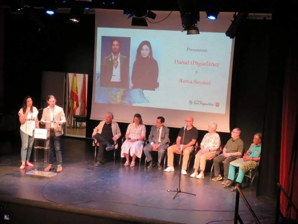 Presentadores del acto y componentes del jurado