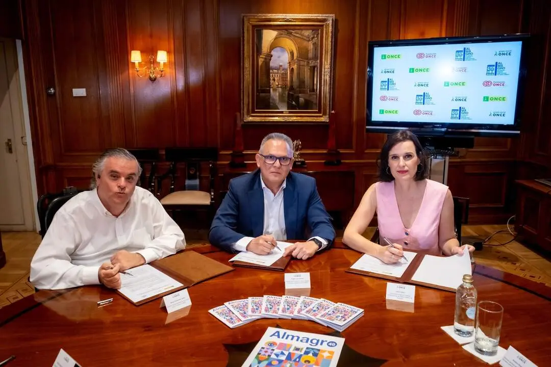 Jes&uacute;s Hern&aacute;ndez, &Aacute;ngel Luis G&oacute;mez e Irene Pardo, firma