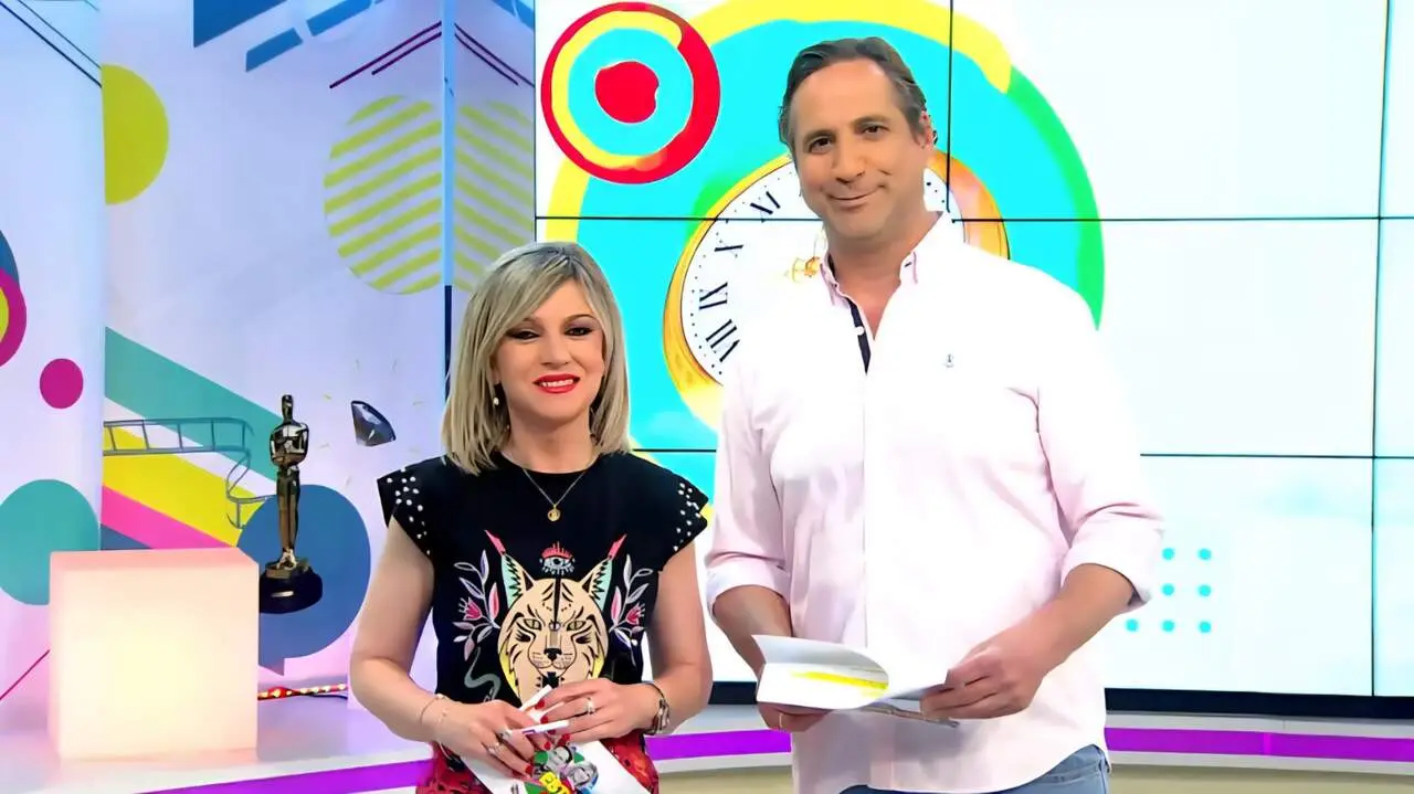 Julia Rubio y Alfonso Hevia, presentadores del programa 'Estando Contigo' en CMM