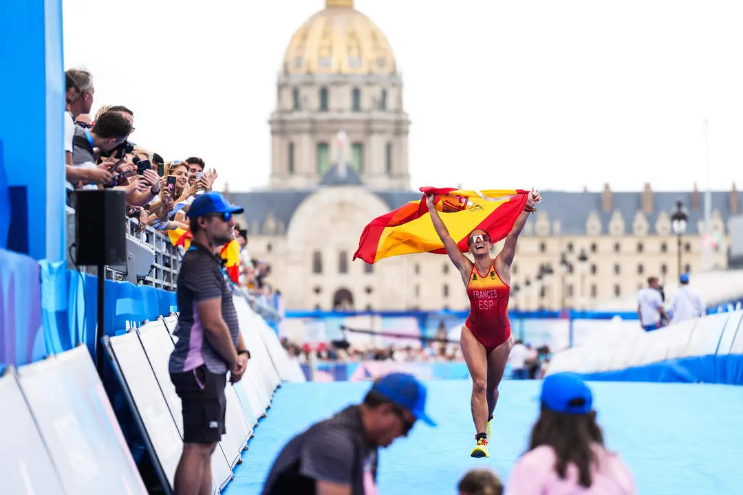 Marta Franc&eacute;s consigue la medalla de plata en el triatl&oacute;n femenino PTS4. Pont Alexandre III. Juegos Paral&iacute;mpicos Par&iacute;s 2024. &copy;&nbsp;David Ram&iacute;rez / CPE.