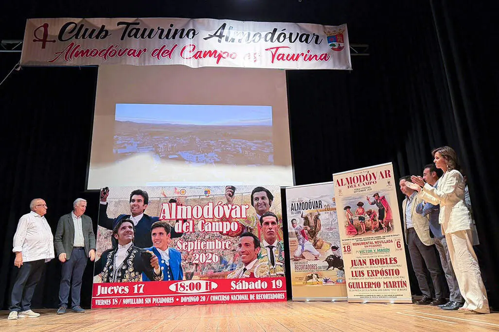 Momento en que son desvelados los carteles de la Feria Taurina 2026 de Almod&oacute;var del Campo