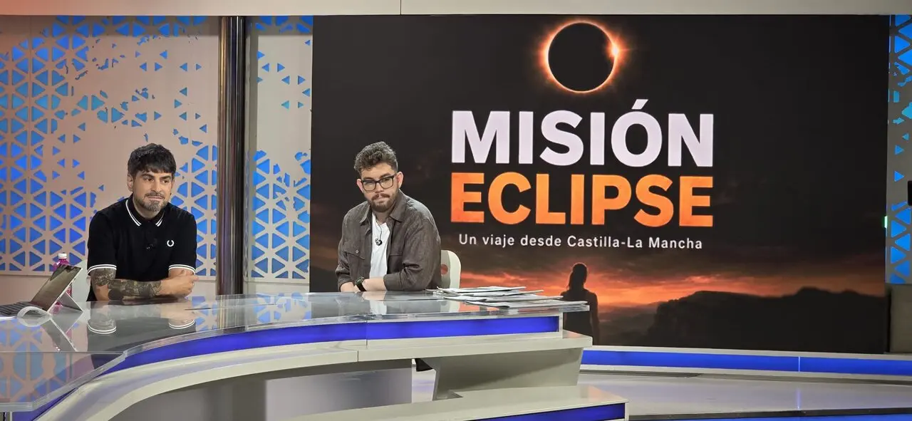 Juan Antonio Lorente, director del p&oacute;dcast, y Sergio Checa, int&eacute;rprete de El Sol, en el informativo 'CLM Despierta'