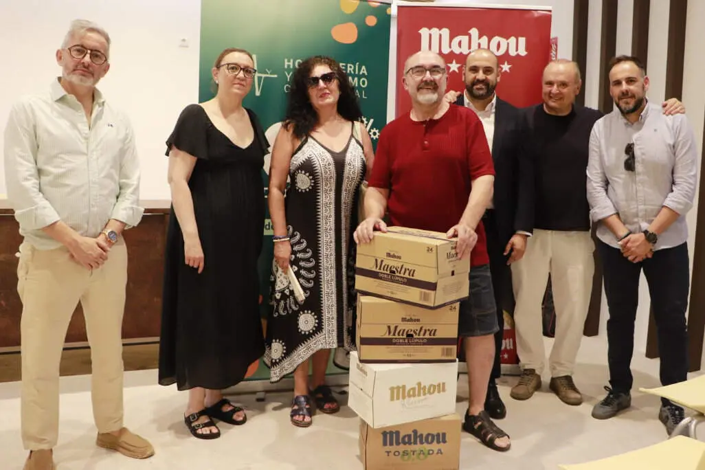 Entrega del premio al cliente por parte de la firma Cervezas Mahou