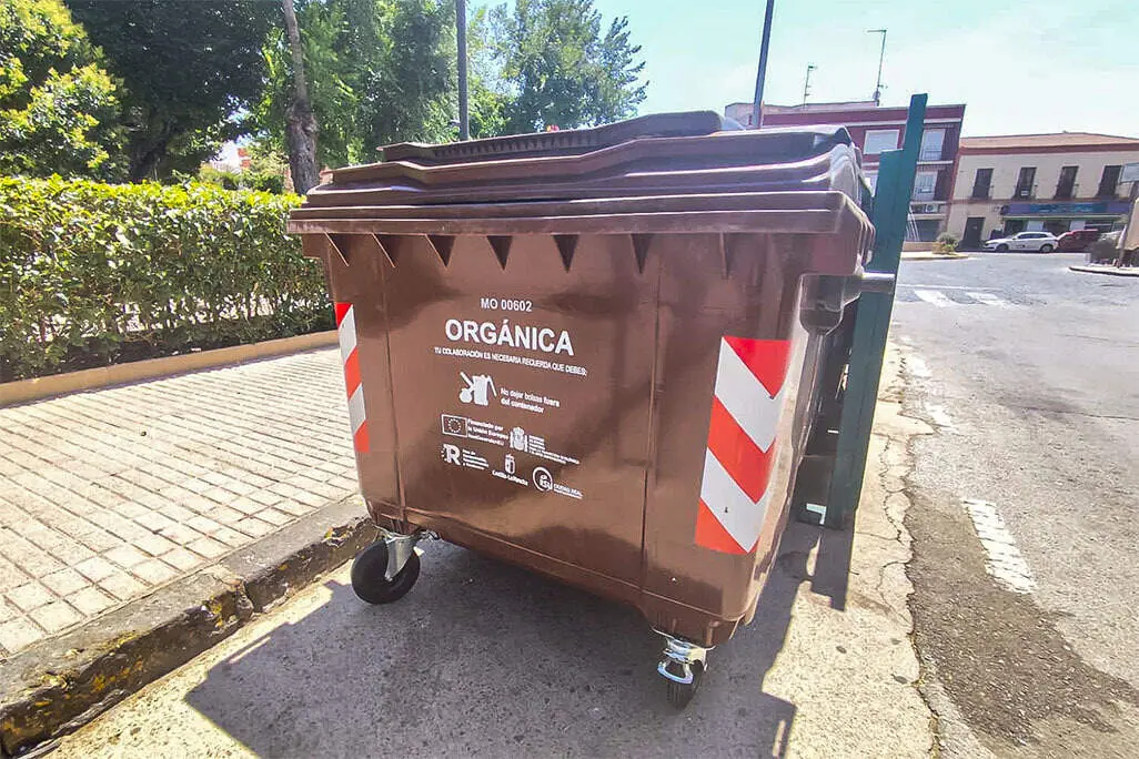 Uno de los quince contenedores distribuidos por el casco urbano almodovare&ntilde;o