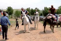 Jinetes a caballo saludan al alcalde torte&ntilde;o, en una imagen de archivo