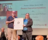 Beatriz Saavedra Gast&eacute;lum, recibe el premio de manos de Jos&eacute; Manuel Lucia Meg&iacute;as