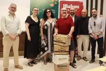 Entrega del premio al cliente por parte de la firma Cervezas Mahou