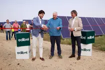 Cortando la cinta como gesto de puesta de largo de la planta