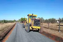 Una m&aacute;quina trabaja en el arreglo de un camino rabanero el pasado oto&ntilde;o