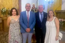 Posado hoy de autoridades ante la imagen de san Pantale&oacute;n en la iglesia de San Benito