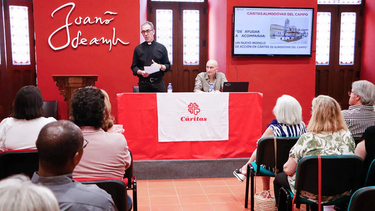El p&aacute;rroco Juan Carlos Torres, de pie, introduciendo la charla