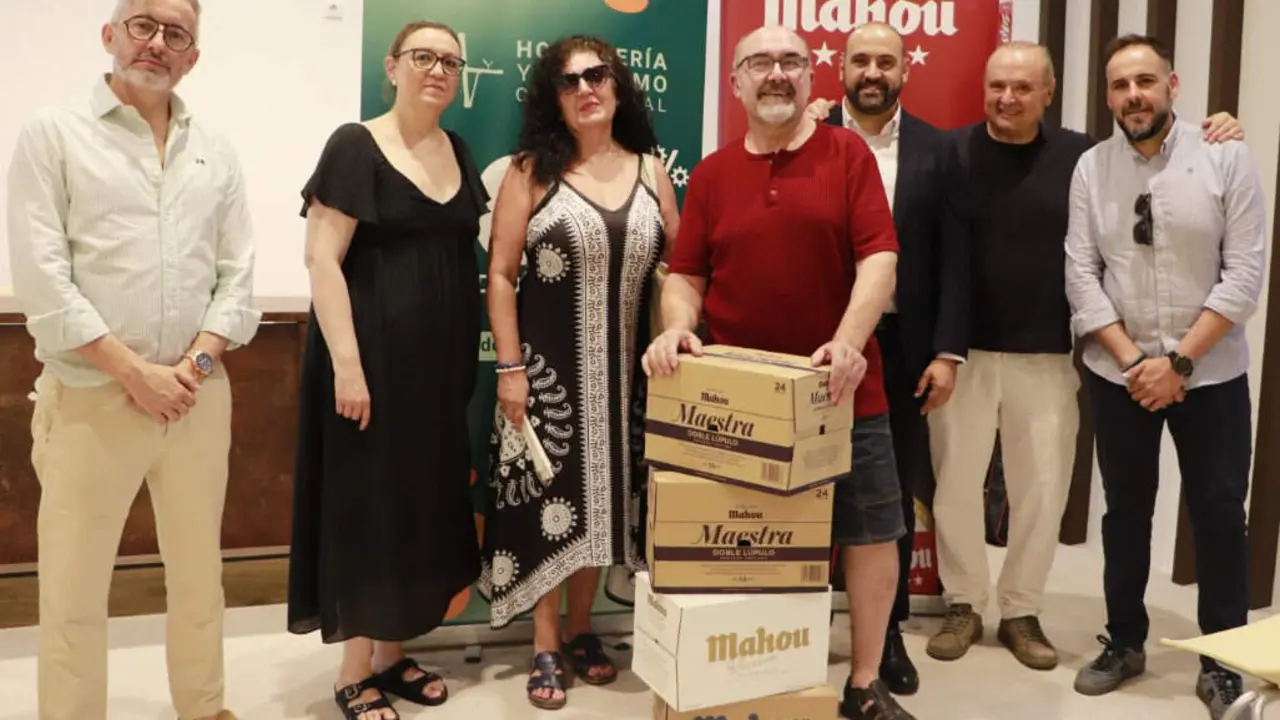 Entrega del premio al cliente por parte de la firma Cervezas Mahou