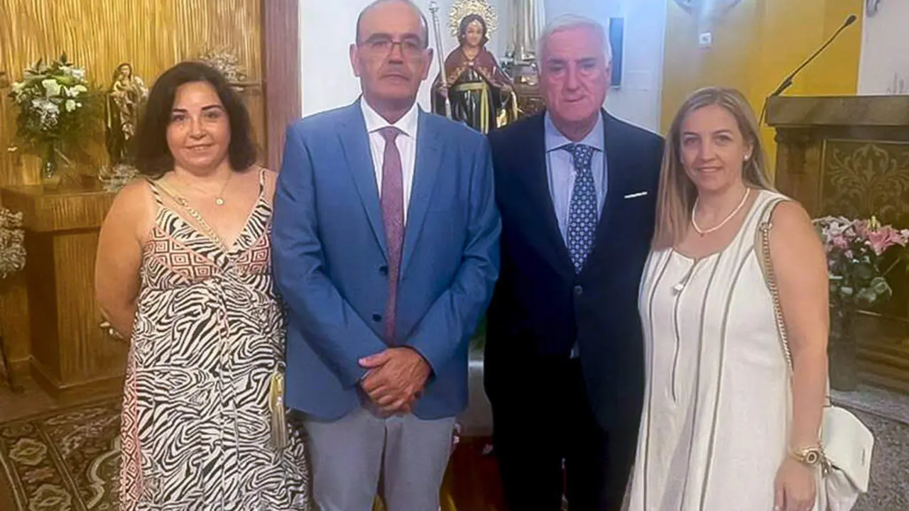 Posado hoy de autoridades ante la imagen de san Pantale&oacute;n en la iglesia de San Benito
