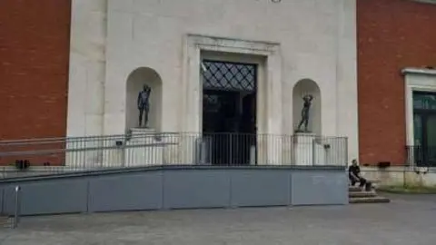 Entrada al Museo de Bellas Artes de Bilbao