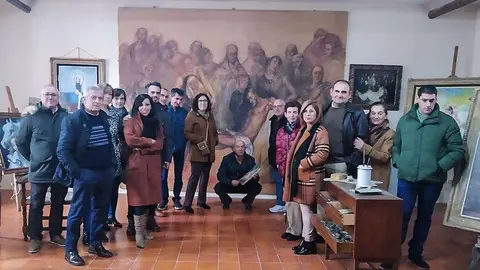 Uno de los grupos que participaron en las visitas, posando en el taller-estudio del maestro Palmero