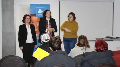 La delegada de Igualdad en la provincia de Ciudad Real, Manuela Nieto-M&aacute;rquez, en un encuentro grupal de mujeres
