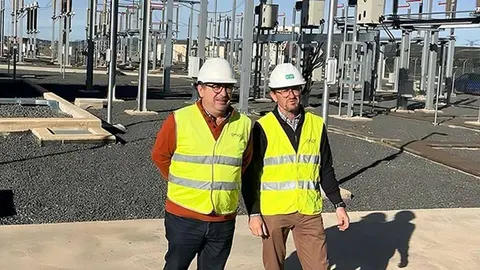 Juli&aacute;n Calvo y Pablo Toledano, durante su visita a la planta