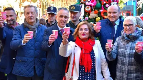 El alcalde de Puertollano, Miguel &Aacute;ngel Ruiz, brinda con la Asociaci&oacute;n 'Santa &Aacute;gueda'