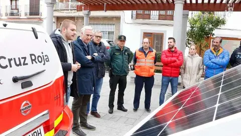 Pablo Fern&aacute;ndez, a la izquierda, dando cuenta de los equipamientos que incluye el carro de comunicaciones