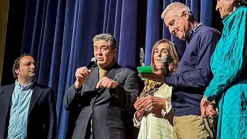 En el centro, entre los presentadores, Marciano S&aacute;nchez, Paloma Ram&iacute;rez y Jos&eacute; Lozano