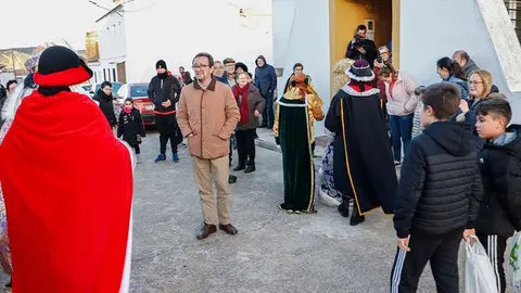 El alcalde Pablo Toledano, a la llegada de Sus Majestades a la Casa de Cultura de La Estaci&oacute;n