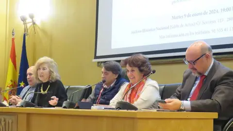 Luis Comp&eacute;s, presidente de la Asociaci&oacute;n de Escritores Madrile&ntilde;os; la autora, Mar&iacute;a Antonia Garc&iacute;a de Le&oacute;n, profesora de la UCM, escritora y poeta; Juan Ram&oacute;n Romero Fern&aacute;ndez Pacheco, director del Archivo Hist&oacute;rico Nacional;  Carmen Mej&iacute;a Ruiz, catedr&aacute;tica de la UCM y directora del Instituto de Investigaciones Feministas y Basilio Rodr&iacute;guez Ca&ntilde;ada, presidente del Grupo Editorial Sial Pigmali&oacute;n