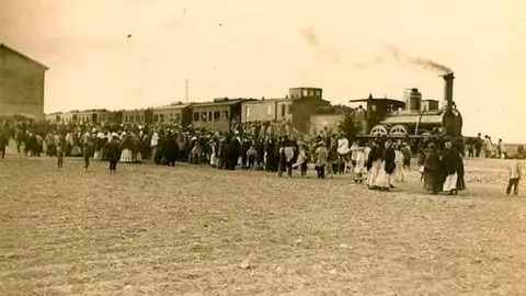 Fotograf&iacute;a publicada en Mundo Gr&aacute;fico, 21-01-1914. Llegada del tren  a Argamasilla de Alba en su viaje inaugural