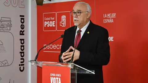 El senador del PSOE por la provincia de Ciudad Real, Juli&aacute;n Nieva