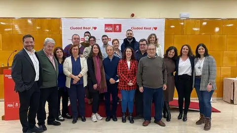 Imagen de la Ejecutiva junto a cargos del partido