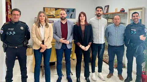 Posado junto a los nuevos agentes que van a iniciar ahora su etapa formativa