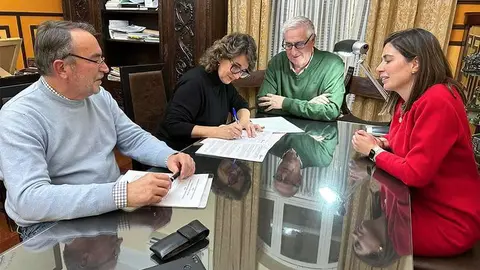 Sivila Palmero y Jos&eacute; Lozano, en el centro, durante la firma del convenio en presencia de De la Fuente y L&oacute;pez