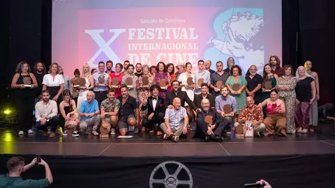 Foto de familia de la ceremonia de clausura de la d&eacute;cima edici&oacute;n