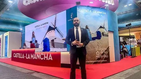 El alcalde de Argamasilla de Calatrava, hoy ante el espacio de Castilla-La Mancha en FITUR 2024