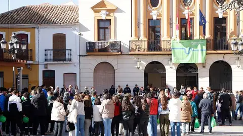 Una pancarta alusiva contra el c&aacute;ncer preside estos d&iacute;as la fachada consistorial