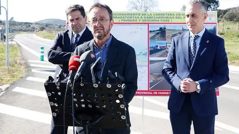 Pablo Toledano, en primer t&eacute;rmino, realizando declaraciones a pie de carretera