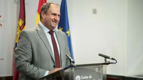 El consejero de Agricultura, Ganader&iacute;a y Desarrollo Rural, Juli&aacute;n Mart&iacute;nez Liz&aacute;n