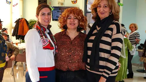 Mariola Mu&ntilde;oz, la nueva directora, entre las concejalas L&oacute;pez y Santos