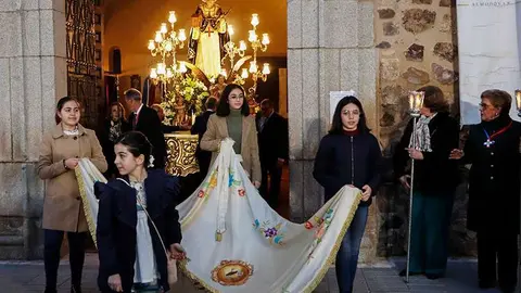 Grupo de j&oacute;venes que abrieron paso a la imagen del patr&oacute;n anoche
