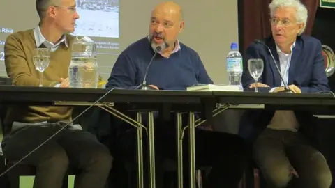 El conferenciante, Jorge Garc&iacute;a S&aacute;nchez, profesor de la Universidad Complutense de Madrid; Basilio Rodr&iacute;guez Ca&ntilde;ada, presidente de la Secci&oacute;n Africanista del Ateneo de Madrid, - que present&oacute; y coordin&oacute; el acto- y Miguel &Aacute;ngel Puig Samper, Profesor de Investigaci&oacute;n del Consejo Superior de Investigaciones Cient&iacute;ficas (CSIC)
