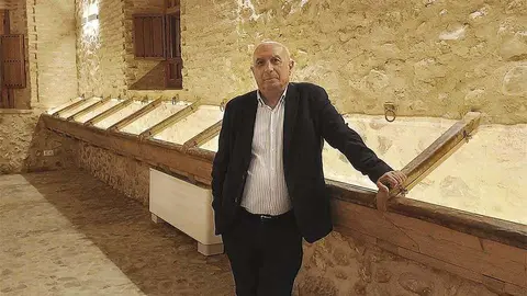 El alcalde de Aldea del Rey, C&aacute;ndido Barba Ruedas, en las caballerizas del Palacio de la Claver&iacute;a