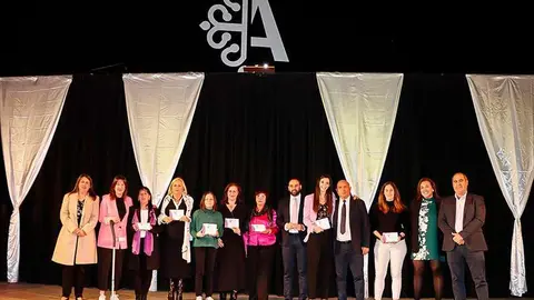 Foto de familia de premiadas y autoridades